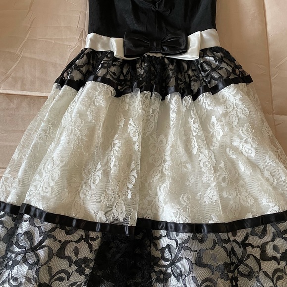 Lace dress very cute - Picture 3 of 4